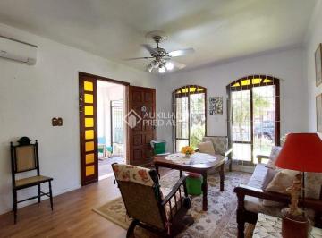Casa · 114m² · 3 Quartos · 3 Vagas · Casa plana em amplo terreno, vagas para 3 carros no bairro Chácara das Pedras.