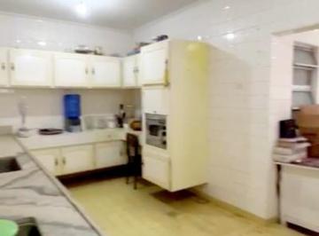 Apartamento · 224m² · 3 Quartos · 1 Vaga · VENDO AMPLO APARTAMENTO DE 3 DORMITÓRIOS E SUITE NO CORAÇÃO DO GONZAGA EM SANTOS