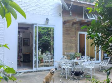 Casa de 3 quartos, Bombinhas · Casa 3 quartos- Bairro Morrinhos- cidade de Bombinhas/SC ( área verde e mar)