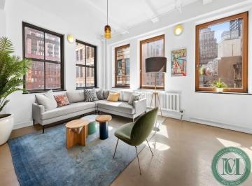 Sala de Estar · Apartamento em Manhattan construído no período Pré-Guerra