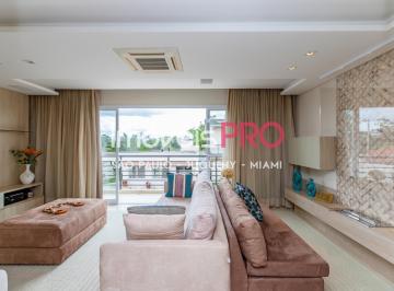 Casa · 300m² · 3 Quartos · 3 Vagas · Linda casa em condomínio fechado, ótima localização!