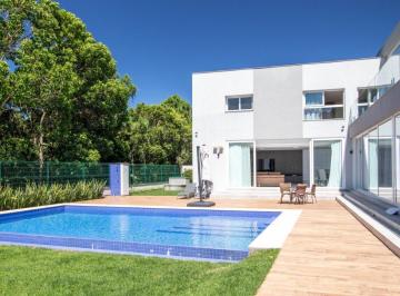 4 · Casa Residencial de 5 dorms no bairro Cacupé