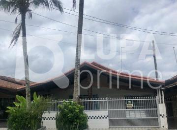 Casa · 220m² · 3 Quartos · 3 Vagas · Casa térrea com 3 dormitórios sendo 1 suíte à venda na Praia Grande!