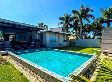 Casa · 652m² · 6 Quartos · 6 Vagas · Casa nova térrea mobiliada e decorada à venda no Jardim Acapulco - Guarujá.