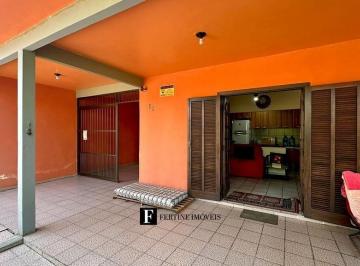 Casa · 331m² · 3 Quartos · 2 Vagas · Casa no Marissol com espaço de terreno