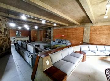 Casa · 446m² · 3 Quartos · 5 Vagas · Casa de Alto Padrão à Venda no pé da Serra - 3 Suítes, Piscina, Área Gourmet e Salão de Festas!