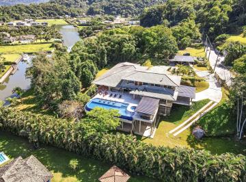Casa · 1000m² · 6 Quartos · 10 Vagas · Linda mansão de canal repleta de verde, com muita privacidade, em cond. de luxo