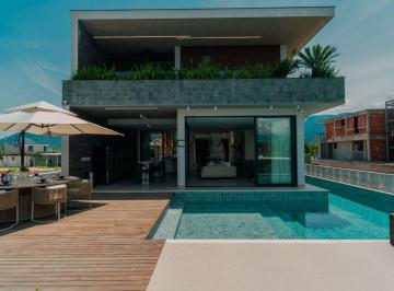 Casa · 688m² · 5 Quartos · 4 Vagas · Linda casa recém construída com vaga de barco em cond. de alto luxo, 5 suítes