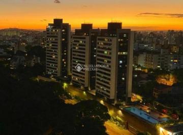 Apartamento · 69m² · 2 Quartos · 2 Vagas · Investimento pronto para gerar renda no coração do Petrópolis. Mobiliado.