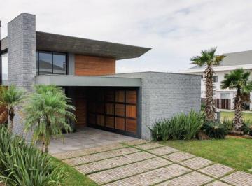Casa · 246m² · 4 Quartos · 2 Vagas · Casa à venda - no Centro