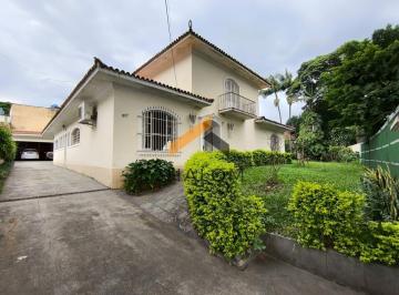 Casa · 500m² · 3 Quartos · 8 Vagas · Casa Térrea em Estilo Colonial com Amplo Terreno e Piscina