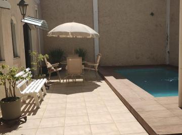 Casa de 3 quartos, São Paulo · Mirandópolis - No melhor lugar do bairro - Sobrado com piscina- Salão de festas.