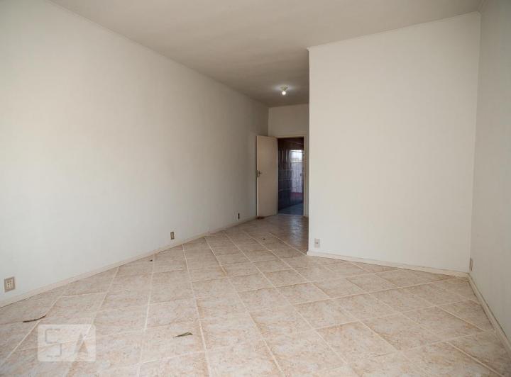 Foto do imóvel - Sobre o imóvel: Apt tipo casa, no 3° andar, com acesso por escada, localizado em bairro.