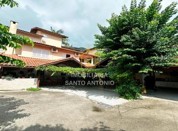 Casa · 300m² · 5 Quartos · Espaçosa Residência de 5 Quartos na Trindade