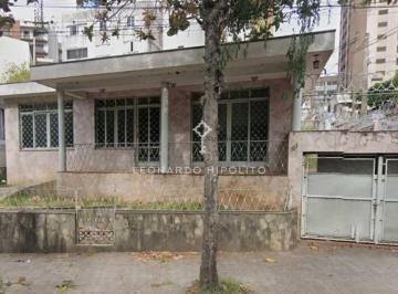 Casa · 205m² · 3 Quartos · 1 Vaga · Casa de Esquina no Centro de Poços de Caldas - Oportunidade Única!