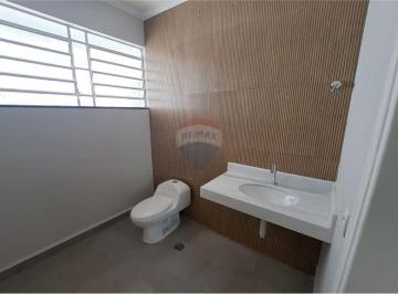 Comercial · 220m² · 8 Quartos · 4 Vagas · REMAX aluga Casa Comercial 220 m², com recepção ampla, 08 salas, 4 vagas, acessibilidade,  em excele