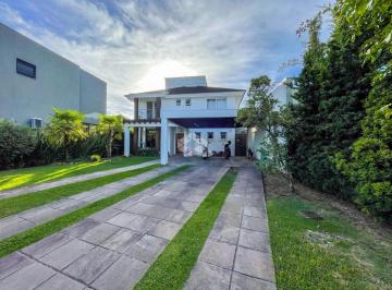 516884_iz6h53u1_516884660b10128c2c9.jpg · Casa com 3 dormitórios sendo 3 suítes no condomínio Terra Ville, em Porto Alegre