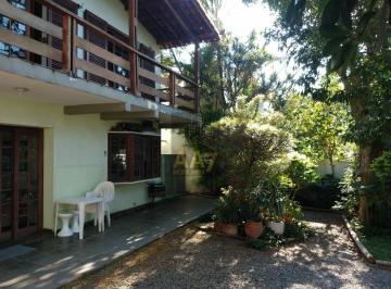 Casa · 220m² · 2 Quartos · 2 Vagas · Linda Casa Térrea Assobrada Com campo de futebol !!!!