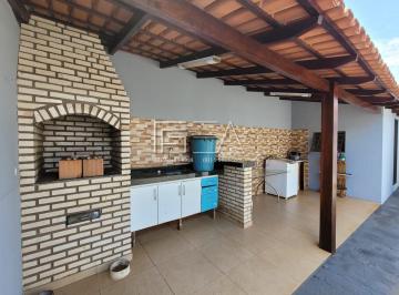 Casa · 200m² · 3 Quartos · 2 Vagas · 3 Quartos, sendo 1 suíte na Formosinha.