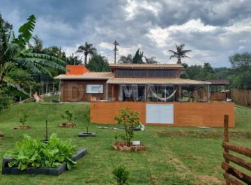 Rural de 3 quartos, Ibiúna · Linda e aconchegante casa de madeira em condomínio arborizado!
