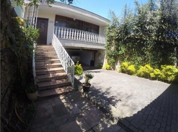 Fachada · Casa à venda com 3 suítes, 6 vagas de garagem, quintal com churrasqueira e edícula