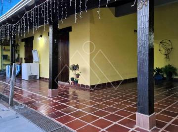 Casa · 226m² · 4 Quartos · 4 Vagas · Casa assobradada com 4 quartos (1 suíte) e piscina, no Jd Champagnat e próximo do Com-Tour Shopping