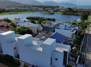 Casa · 103m² · 3 Quartos · 1 Vaga · Sobrado no centro a 300 metros da Praia de Garopaba