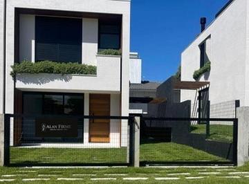 Casa · 105m² · 2 Quartos · 2 Vagas · Casa Sobrado à Venda em Garopaba SC