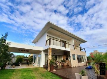 Casa · 217m² · 3 Quartos · 2 Vagas · Casa à venda em Garopaba/SC