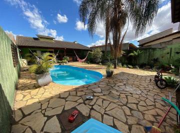 52c0db78-ba11-4ecf-a7b7-17f7991aec41 · Linda casa de 3 quartos, uma suíte e lazer com churrasqueira e piscina.