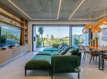 Casa · 235m² · 3 Quartos · 2 Vagas · Casa de Artista Plástica com Vista para a Lagoa da Conceição, no Condomínio Botanique