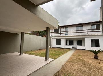 Casa · 178m² · 5 Quartos · 2 Vagas · Espaçosa Casa de 5 Quartos com Amplas Comodidades
