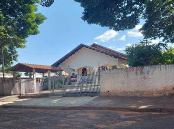 Casa · 220m² · 3 Quartos · 1 Vaga · Casa muito bem localizada com 3 quartos, em frente ao portão de entrada dos alunos da Fundação Brade