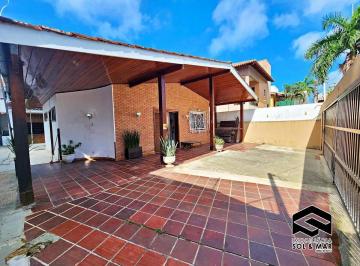 Casa · 165m² · 4 Quartos · 4 Vagas · OPORTUNIDADE! Casa térrea c/04 suítes, amplo quintal, apenas 50m da praia!