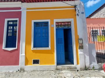 Casa de 4 quartos, Itaparica · No centro de Itparica, linda casa reformada. 4/4.