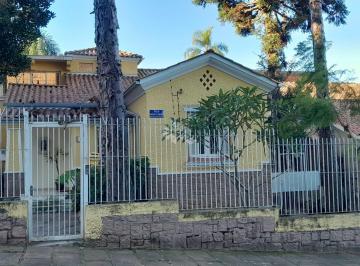 6777a452-7496-49a8-b3e8-4276430cb74f · Casa de 4 dormitórios com amplo pátio e churrasqueira garagem coberta próximo aos Colégios Santo Ant