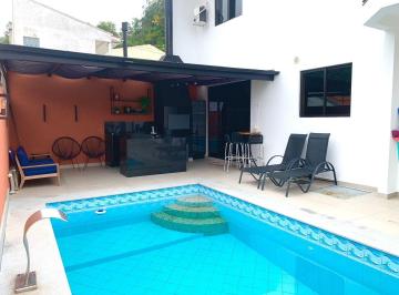 8a39a42c31f654a576b6c5502eb49419a956e4ca · Casa com piscina e 4 quartos à venda em Florianópolis/SC.