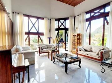 Casa · 740m² · 6 Quartos · 10 Vagas · Casa Espaçosa com Acabamento em Madeira Rústica - Vista para Serra do Curral.