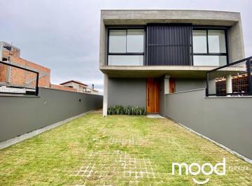 0 · Casa com 3 Suítes à 100 mts do mar