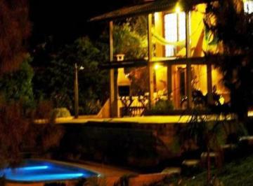 FACHADA PARCIAL A NOITE · Alugo por temporada excelente casa 3 dormitórios(2 suítes), split, wi-fi, piscina, churrasqueira, pr