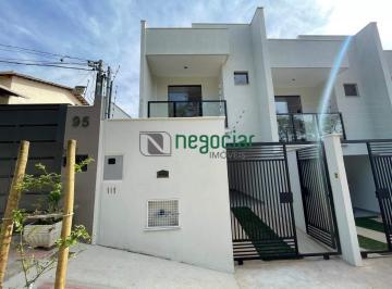 Casa · 119m² · 3 Quartos · 2 Vagas · Casas geminadas com áreas, 3 quartos no bairro Centro.