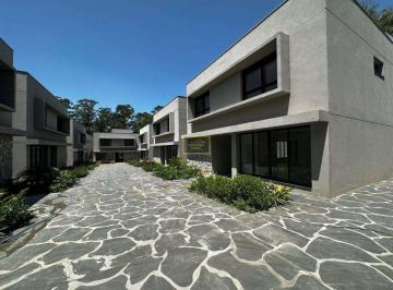 Casa · 838m² · 4 Quartos · 6 Vagas · Sobrado novo na Granja Julieta