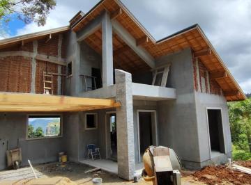 Casa de 3 quartos, Nova Petrópolis · Casa de três suítes à venda no Bairro Pousada da Neve