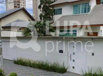 Casa · 380m² · 4 Quartos · 5 Vagas · Sobrado com 4 dormitórios sendo 3 suítes à venda no Barro Branco!
