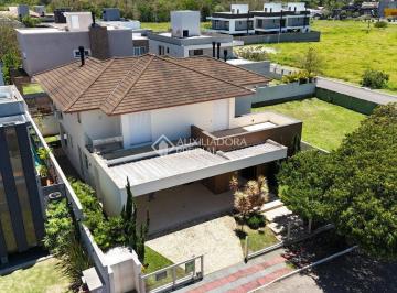 Casa · 455m² · 4 Quartos · 3 Vagas · Casa de alto padrão na Lagoa da Conceição com 4 suítes.