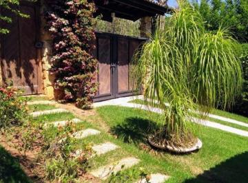Casa · 468m² · 4 Quartos · 6 Vagas · Luxuosa casa em condomínio à venda em Vinhedo-SP, bairro Caixa D'água: 4 quartos, 2 suítes, 3 salas,