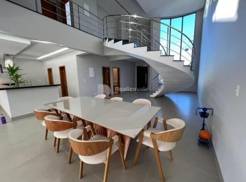 Casa · 410m² · 5 Quartos · 4 Vagas · A referência de alto padrão com 410m², 5 dormitórios e uma área de lazer luxuosa