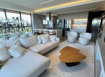 Sala com cozinha integrada · Apartamento à venda mobiliado com 3 suítes no Água