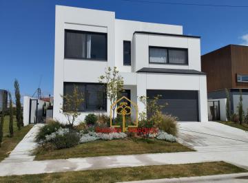 Casa · 194m² · 3 Quartos · 1 Vaga · Casa Alto Padrão em Laranjal, Pelotas/RS