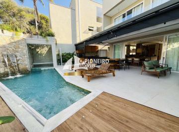 Casa · 300m² · 6 Quartos · 3 Vagas · Casa com 5 suítes a 500 metros da praia: conforto e proximidade